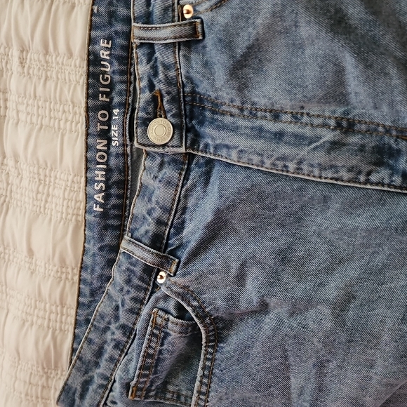 New without tags Fashion to Figure cropped Mom Jean - Picture 2 of 3
